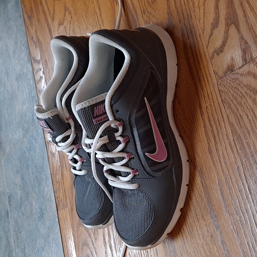 Womens size 7 Nike training shoes